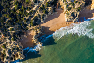 Canvas Print - Vue aérienne sur les côtes rocheuses à proximité de Albufeira