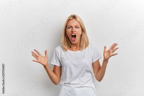 Cuadros en Lienzo crazy mad unhappy woman shouting , expressing agressive expression and arms raised