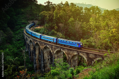 Fotomural The Nine Arches Bridge is one of the most iconic bridges and beautiful sights of Sri Lanka