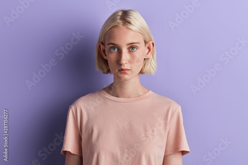 Cuadros en Lienzo attractive young woman with big ears looking at the camera