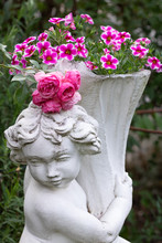 Gartenszene Mit Putte, Rosen Und Petunien In Pink