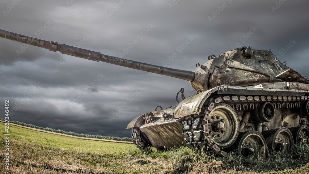 Alter Panzer aus dem ersten oder zweiten Weltkrieg