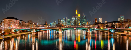 Fotomural Die Skyline von Frankfurt am Main bei Nacht