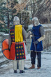 dwoje ludzi przebranych w stroje dawnych rycerzy spotyka się zimową porą na placy