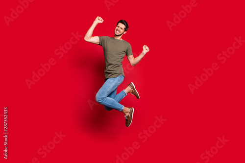 Fotomural Full length photo of amazing guy jumping high ecstatic win wear casual outfit is
