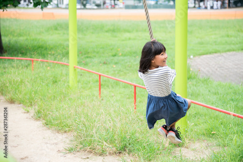 公園で遊ぶ小学生の女の子 Stock Photo Adobe Stock 公園で遊ぶ小学生の女の子 Stock Photo Adobe Stock