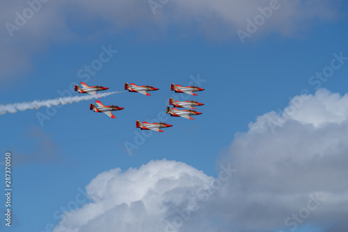 Cuadros en Lienzo Squadron of military airplanes in team maneuver