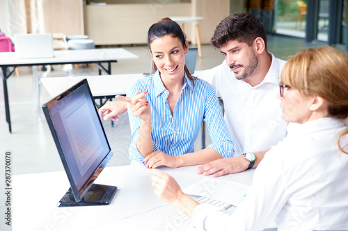 Cuadros en Lienzo Insurance agent businesswoman consulting with young couple in the office