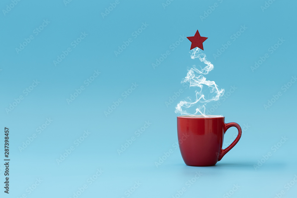 Christmas tree made of steaming coffee with red star. Morning drink. Christmas or New Year celebration concept. Copy space. - obrazy, fototapety, plakaty 