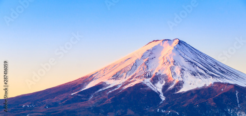Cuadros en Lienzo Mount Fuji during the snow-covered winter in Japan