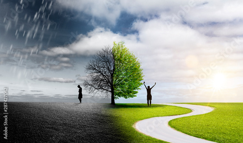 Fotomural Silhouette einer Frau in einer Landschaft mit unterschiedlichen Emotionen