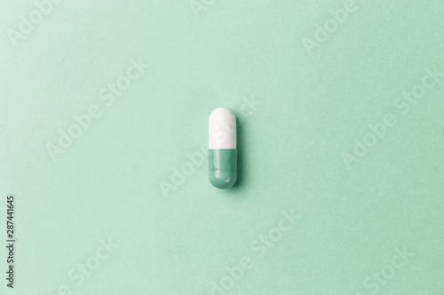 Cuadros en Lienzo Pharmaceutical medicine pills, tablets and capsules on mint background