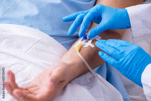 Fotomural Male patient in blood transfusion concept