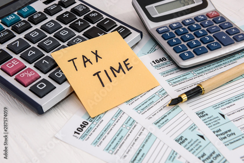 Fotomural 'Tax time' memo on 1040 individual tax form