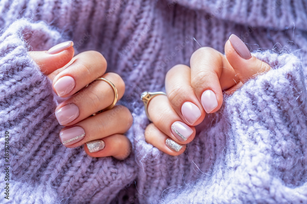 Foto Art nail manicure for bride in purple sweater