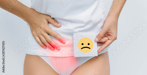 Fotografía woman suffering urinary system ache , bladder pain, cystitis