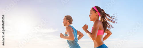 Fotomural Fitness runners couple doing running exercise run at beach sunset banner panorama