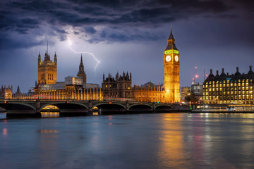 Wall Mural - Der beleuchtete Westminster Palast mit Big Ben Turm an der Themse bei Gewitter und Sturm in London, Großbritannien