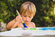 © eva - niño pintando