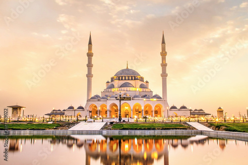 Obraz Dibond Sharjah Mosque piękny zachód słońca widok drugi co do wielkości meczet w Zjednoczonych Emiratach Arabskich piękna tradycyjna architektura islamska nowa atrakcja turystyczna na Bliskim Wschodzie