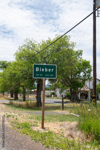 Cuadros en Lienzo Welcome sign to Bieber CA (formerly Chalk Ford), a small rural town in Lassen Co