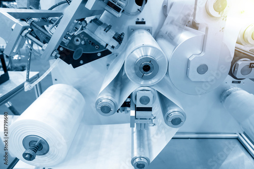 Fotografía The operation of automatic plastic bag production machine with lighting effect