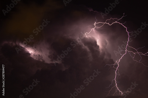 Fotomural Un fulmine tra le nuvole di notte