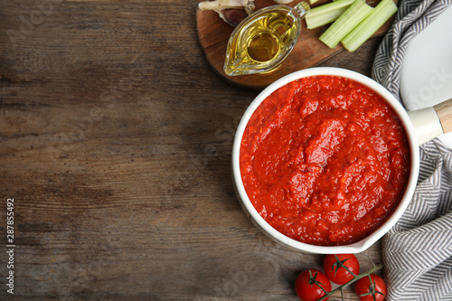 Fotomural Flat lay composition with pan of tomato sauce on wooden table