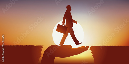 Fotografía Concept de la solution, avec une main qui sert de pont et facilite le franchissement d’un obstacle à un homme d’affaire en l’aidant à atteindre son objectif
