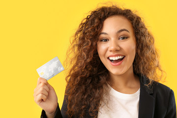 Poster - Beautiful African-American woman with credit card on color background