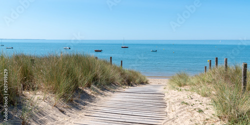 Obraz plaża   obszar-przybrzezny-z-wejsciem-z-trawy-piaszczystej-plazy-do-oceanu-atlantyckiego-w-ile-de-noirmoutier-we-francji