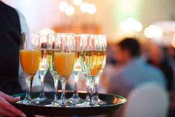 Poster - Sekt und Orangensaft auf Tablett