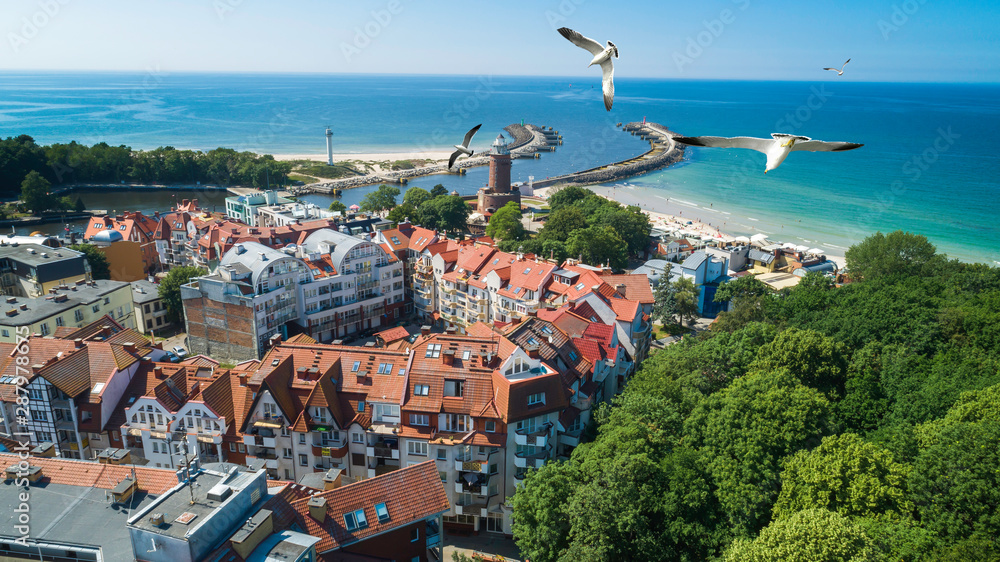 Kołobrzeg – piękne miasto i uzdrowisko nad Morzem Bałtyckim z lotu ptaka - obrazy, fototapety, plakaty 