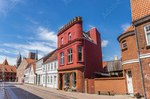 Fotografía Colorful red shop in the center of Ribe, Denmark