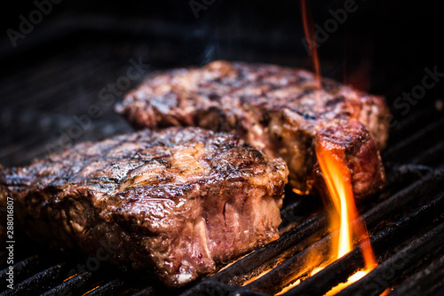 Fotomural Barbecue ancho steak. Ancho steak on the barbecue.