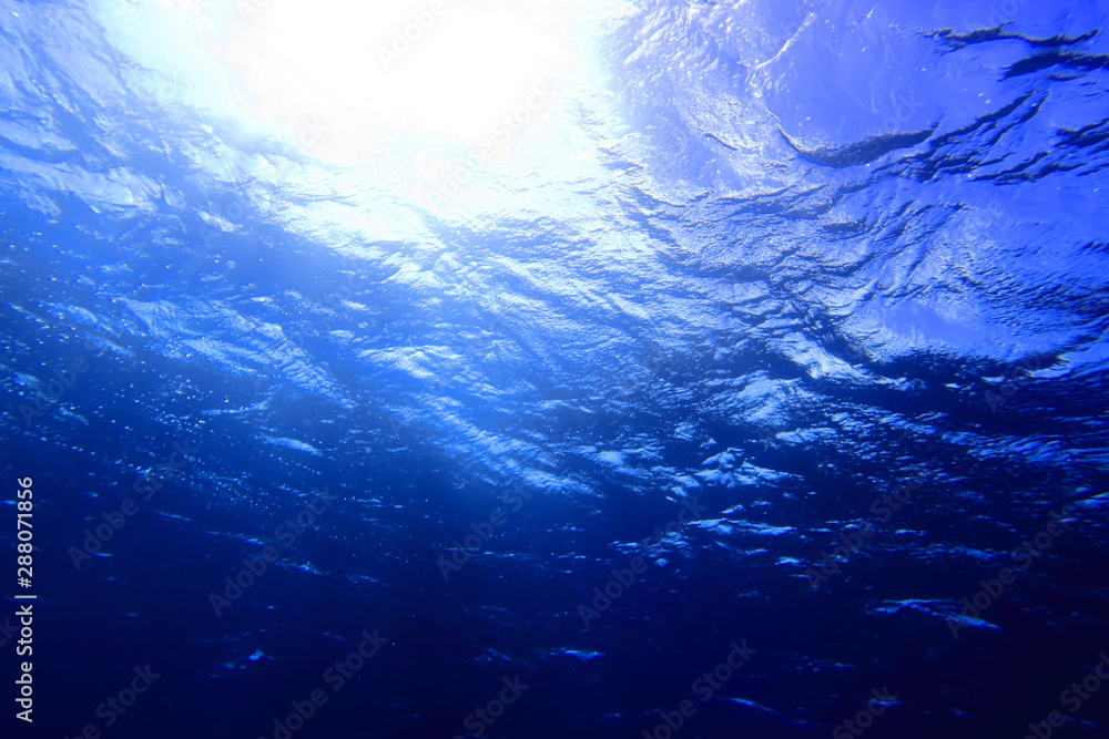 Stock-Foto „宮古島市下地島の海中から太陽が輝く海面を見上げる