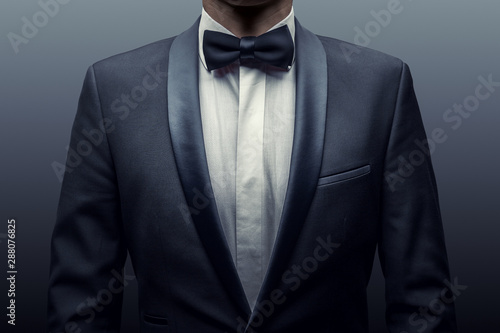 Cuadros en Lienzo Business man in a suit and bow-tie