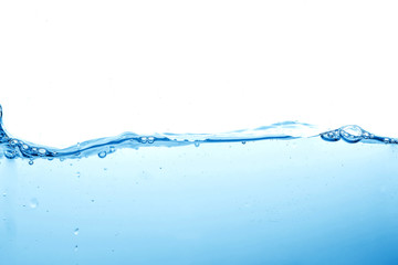  Plusk wody lub fala wody z bąbelkami powietrza na tle.