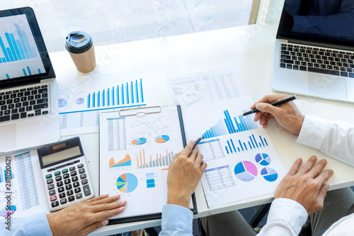 Cuadros en Lienzo businessman in meeting analysis chart graphy