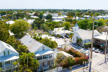 He Historic And Popular Center And Duval Street In Downtown Key West. Beautiful Small Town In Florida, United States Of America. With Colorful Houses.