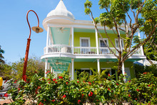 He Historic And Popular Center And Duval Street In Downtown Key West. Beautiful Small Town In Florida, United States Of America. With Colorful Houses.