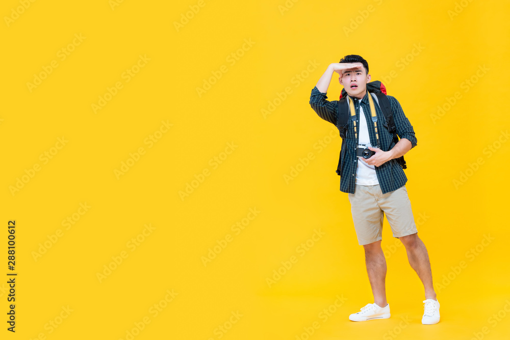 Tourist man looking away with hand on forehead - obrazy, fototapety, plakaty 