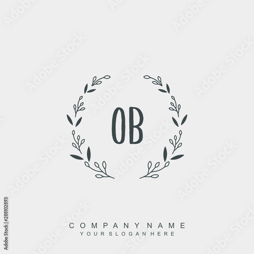 Fotomural letter O surrounded by beautiful and elegant flowers and leaves