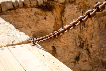 Eine Kette einer Zugbrücke eines Wehr