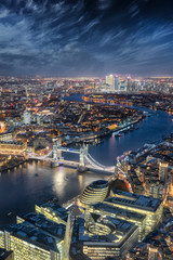 Fototapete - Blick auf London am Abend: von der Tower Bridge entlang der Themse bis zum Finanzzentrum Canary Wharf 