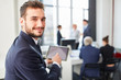 © Robert Kneschke - Start-Up Berater mit einem Tablet PC