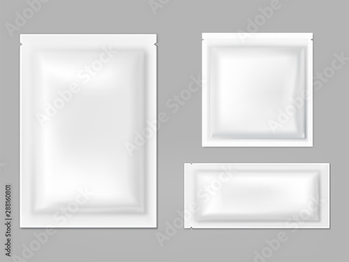 Photographie Blank white sachets for wet wipes, sauces or spices, easy tear sealed, rectangular plastic, foil or polythene packets isolated 3d realistic vector illustration