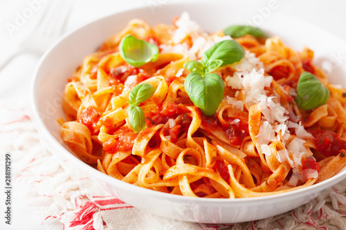 Fotografía tagliatelle pasta with tomato sauce parmesan basil