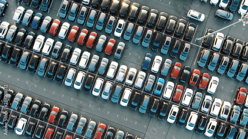 Fotomural tight coloured car rows on parking area vertical upper view