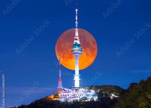 Fotomural Super full Moon with Seoul tower at night in Seoul, South Korea.